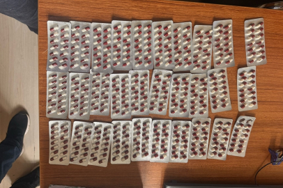 Adana’da uyuşturucu hap bulunan otomobildeki 2 şüpheli tutuklandı