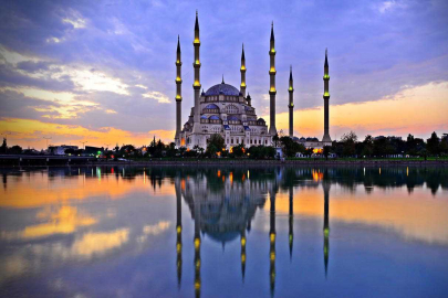 Adana’daki Merkez Camii, mimarisindeki şifrelerle hayran bırakıyor