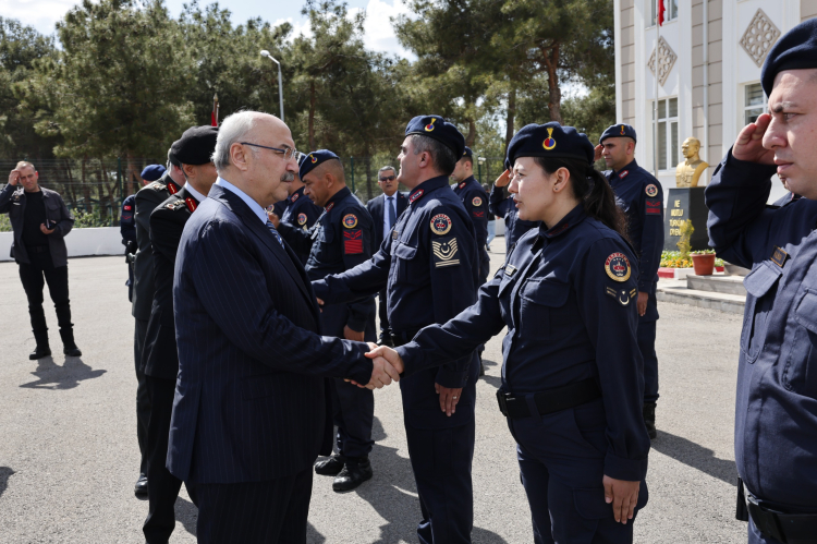 Adana Valisi Vali Köşger’den güvenlik güçlerine bayram ziyareti 5