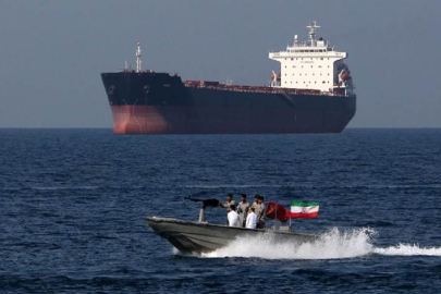 İran, Basra Körfezi'nde 3 milyon litre akaryakıt taşıyan iki tankere el koydu