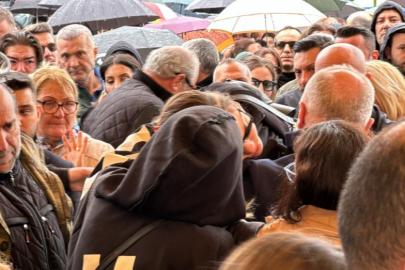 Volkan Konak'ın cenazesinde gerginlik: Polis barikatları yıkıldı