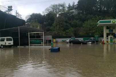 Kadirli'de şiddetli sağanak yağmur, cadde ve sokakları göle çevirdi