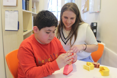 Otizmde erken tanı ve eğitim hayat kurtarıyor: "Otizme Kırmızı Işık Yak" çağrısı