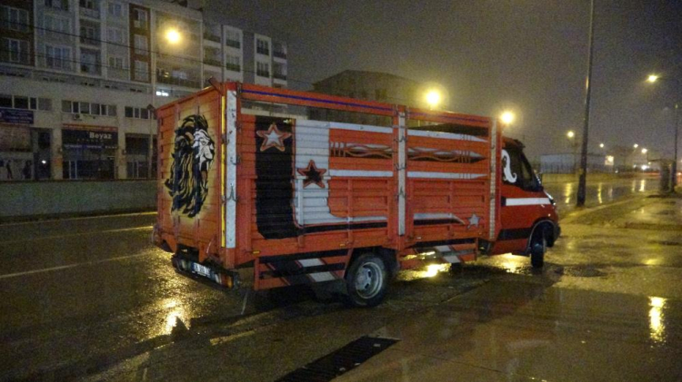 Bursa’da kazaya müdahale eden polis memuruna kamyonet çarptı! 2