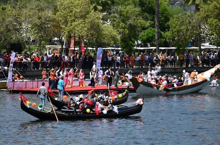 Portakal Çiçeği Karnavalı’nda Seyhan Nehri’nde Gondol Deneyimi