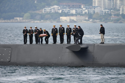 Dumlupınar ve Atılay şehitleri Çanakkale Boğazı’nda 12 denizaltıyla anıldı