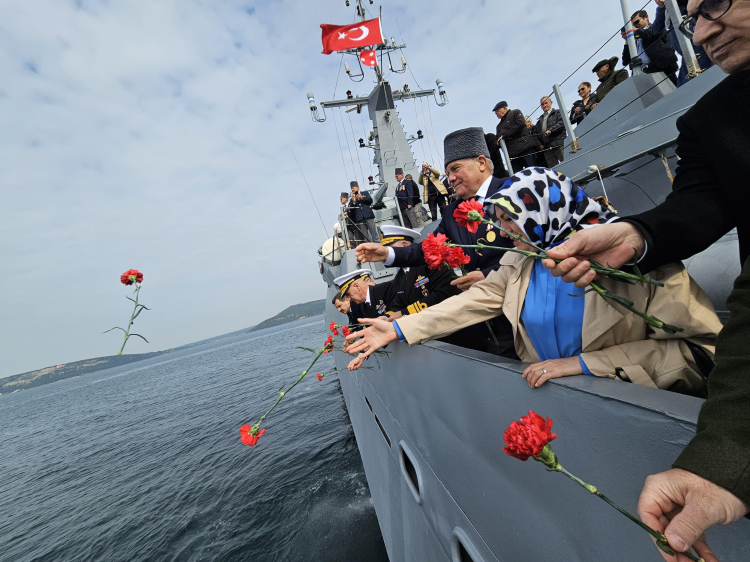 Dumlupınar ve Atılay şehitleri Çanakkale Boğazı’nda 12 denizaltıyla anıldı 4