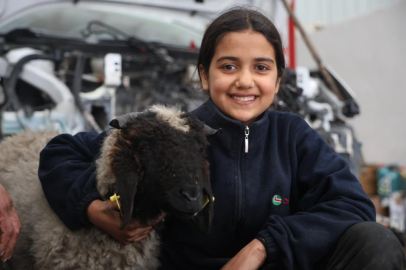 Hatay'ın 14 yaşındaki oto tamircisi Nehir ustasının yeni mesai arkadaşı müşterisinin hediye ettiği kuzu oldu
