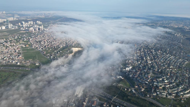 İstanbul'da masalsı sis manzarası Küçükçekmece gölü bulutlarla kaplandı! 4