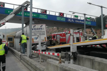 Bayram dönüşü feci kaza! Tırın altına giren otomobil kağıt gibi ezildi