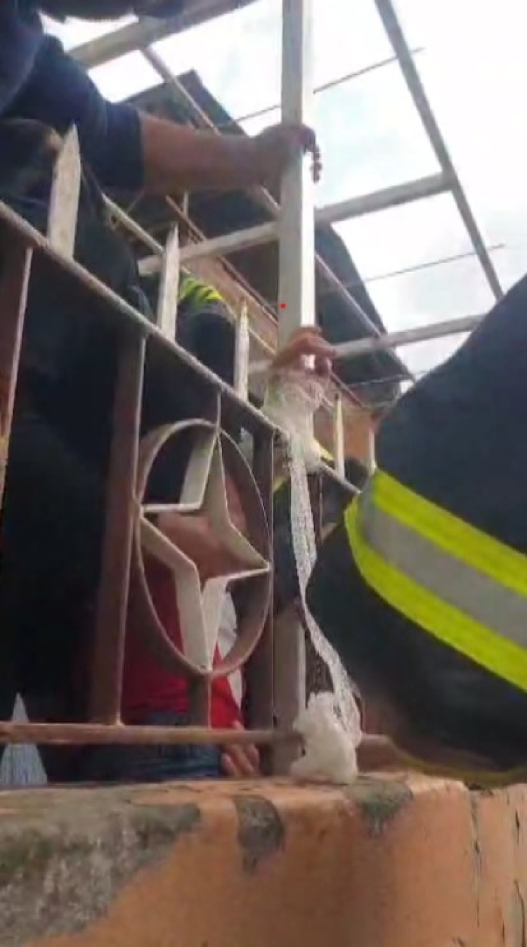 Hatay'da oyun parkında korkuluklara sıkışan çocuğu itfaiye kurtardı 3