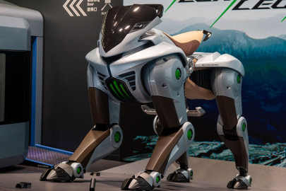 Kawasaki’den Dört Ayaklı Devrim: İnsan Taşıyan Akıllı Robot Köpek Corleo!