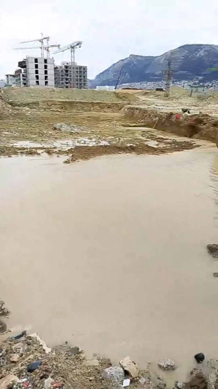 Hatay'da inşaat sırasında patlayan su borusu 23 mahallede su kesintisine neden oldu 2