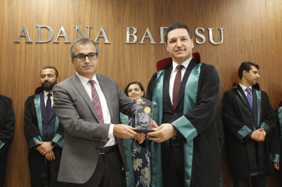 Adana Barosu, meslekte 25. yılını tamamlayan avukatlara plaket takdim etti