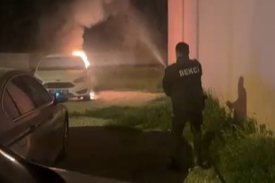 Hatay’da park halindeki otomobil alev aldı