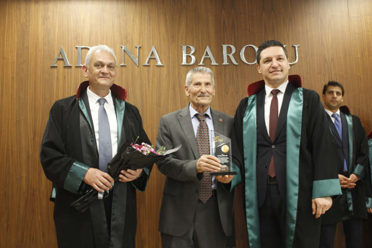 Adana Barosu, meslekte 25. yılını tamamlayan avukatlara plaket takdim etti