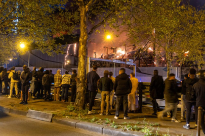 Paris’te geri dönüşüm tesisinde büyük yangın