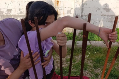 Hatay’da koluna inşaat demiri saplanan çocuk itfaiye ekipleri tarafından kurtarıldı