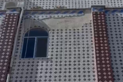 Kuvvetli rüzgar cami duvarını yıkıp otomobile düşürdü, facia ucuz atlatıldı