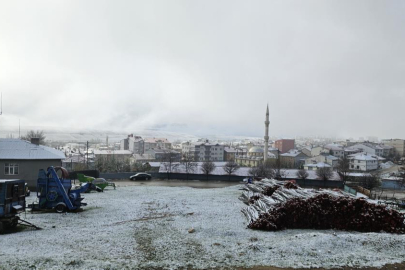 Adana'ya Nisan'da kar yağdı