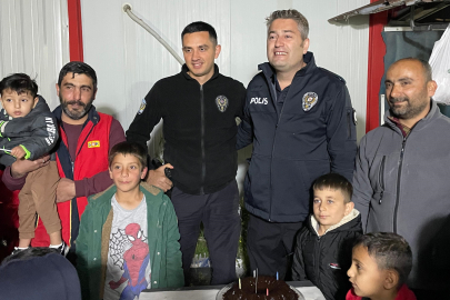 Hatay'da konteyner kente kavga ihbarına gelen polisler pasta ve bayraklarla karşılandı