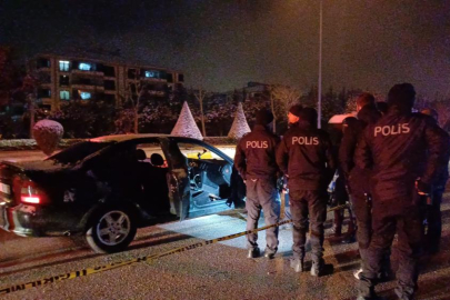 20 yaşındaki genç park halindeki otomobilde silahla vurulmuş halde bulundu