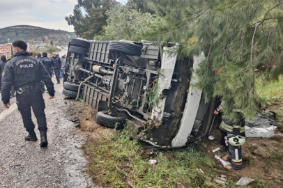 Kuşadası'nda otel çalışanlarını taşıyan servis aracı devrildi: 12 yaralı