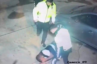 İzmir’de çevirmeden kaçan kişi trafik polisi tarafından darp edildi