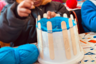 Diyarbakır’da minik öğrenciler, yoğurt kovalarından atkı örmeyi öğreniyor