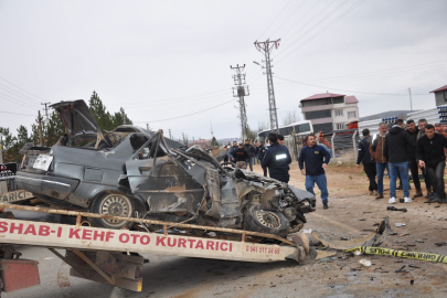 Kahramanmaraş Afşin’de feci kaza: Otomobil kağıt gibi ezildi 3 ölü, 3 yaralı