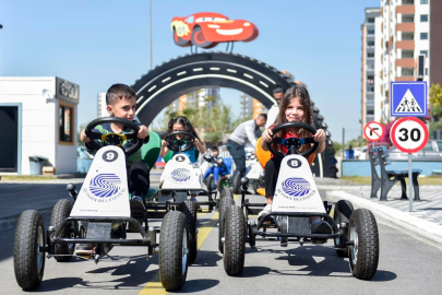 Seyhan Belediyesi Çocuk Trafik Eğitim Parkı’nda minikler trafik kurallarını öğreniyor