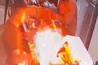 Hatay’da telefoncu dükkânında batarya bomba gibi patladı: O anlar kamerada!