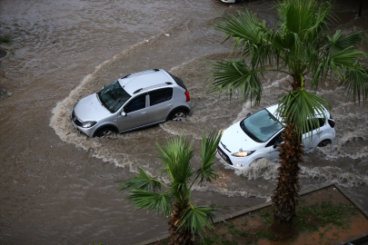 Mersin’de sağanak yağış etkili oluyor: Cadde ve sokaklar su altında