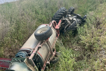Adana’da tarlaya devrilen traktör can aldı
