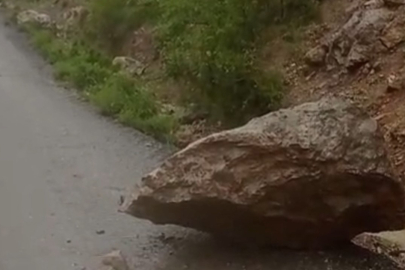 Feke’de şiddetli yağış nedeniyle yola düşen kayaları vatandaşlar kaldırdı