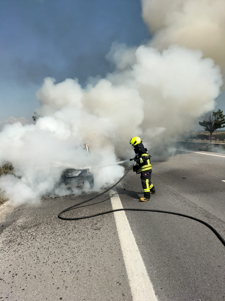 Mersin'de otoyolda seyir halindeki otomobil alev alev yandı 2