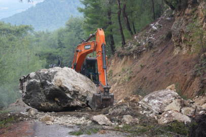 Mersin Erdemli'de dolu ve yağış felaketi: Dev kaya yola düştü, tarım arazileri zarar gördü
