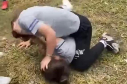 İzmir’de ortaokul öğrencileri saç saça kavga etti!