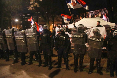 Sırbistan’da polisten fakülteyi ablukaya alan göstericilere biber gazıyla müdahale