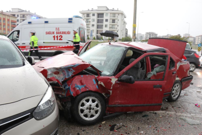 Denizli’de yağış kazaya davetiye çıkardı: 3 araç birbirine girdi, 8 yaralı