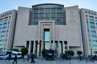 İBB'ye yönelik yolsuzluk soruşturmasında gözaltına alınan şüpheliler adliyede