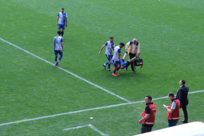 Erzincan'da amatör maçta skandal: Sakatlanan oyuncu karga tulumba saha kenarına taşındı