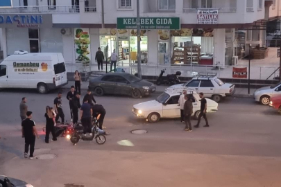 Kozan’da otomobille çarpışan motosikletli yaralandı