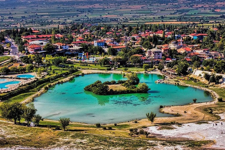 Pamukkale’de Gezilecek Yerler: Doğal ve Tarihî Bir Miras