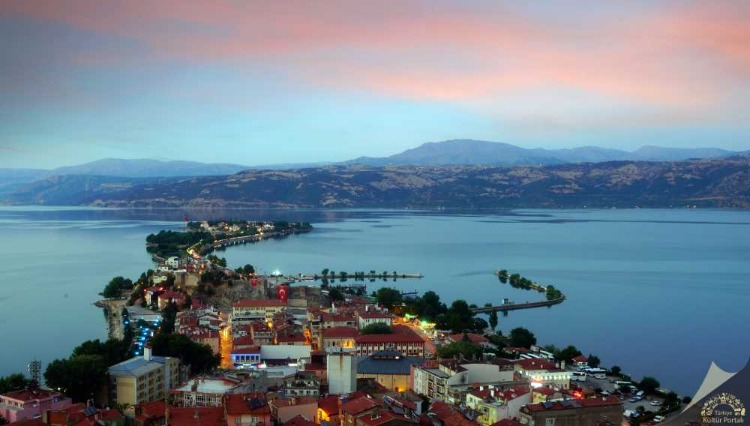 DOĞANIN KALBİNDE BİR MAVİ HAZİNE: EĞİRDİR GÖLÜ NEREDE?