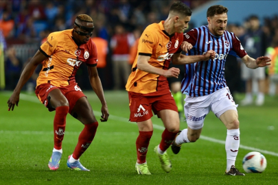 Futbolseverleri endişelendiren an! Trabzonspor'un yıldızı sedyeyle oyundan çıktı