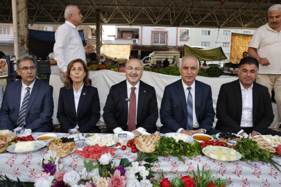 Adana Valisi Köşger, Şakirpaşa Kapalı Semt Pazarı’nda pazarcı esnafıyla buluştu