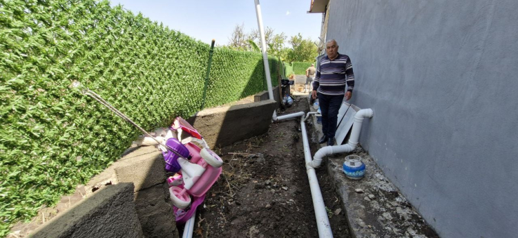 Hatay'da şiddetli yağış bahçe duvarlarını yıktı 3