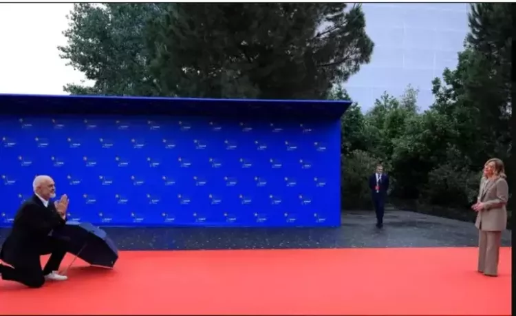  Meloni'ye şaşırtan karşılama! Arnavutluk Başbakanı Rama diz çöktü 2