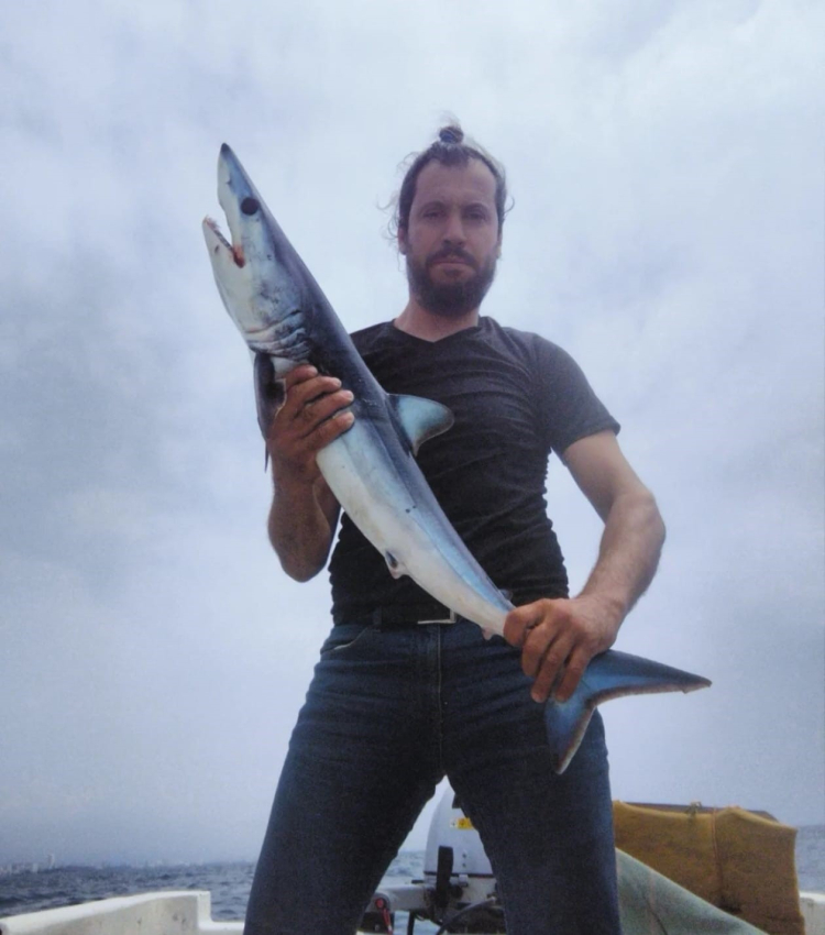 Mersin’de mako köpek balığını yakaladı, yüzdürüp denize bıraktı! sosyal medyada ikiye bölündü 3